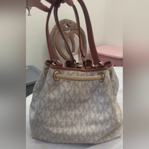 BEAUTIFUL MICHAEL KORS MONOGRAM BAG CREAM / TAN GOLD HARDWARE LARGE BAG PRETTY - Picture 9 of 12